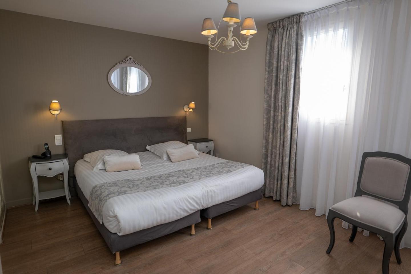 Logis Hotel La Croix Du Sud Le Tour-du-Parc Luaran gambar