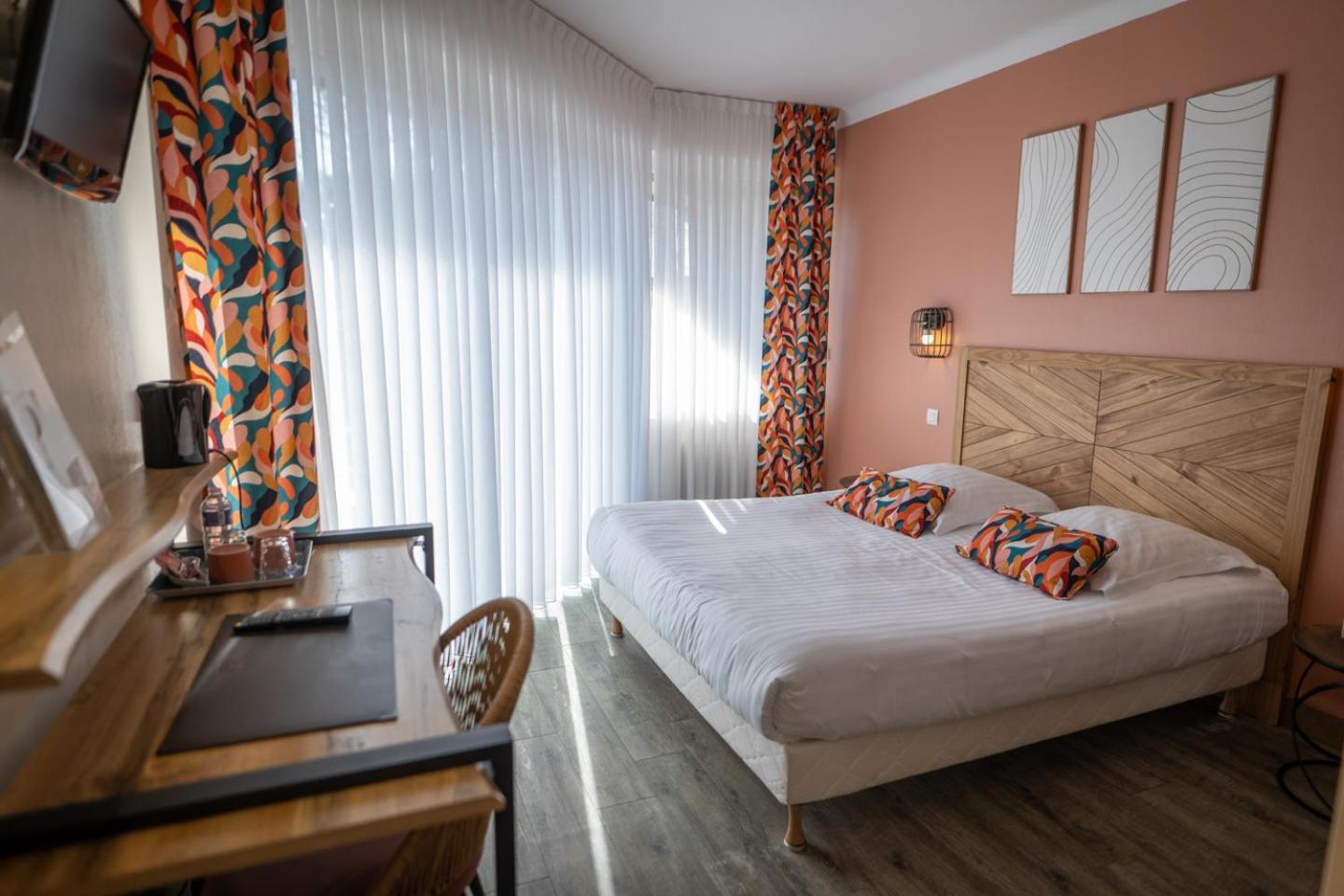 Logis Hotel La Croix Du Sud Le Tour-du-Parc Luaran gambar