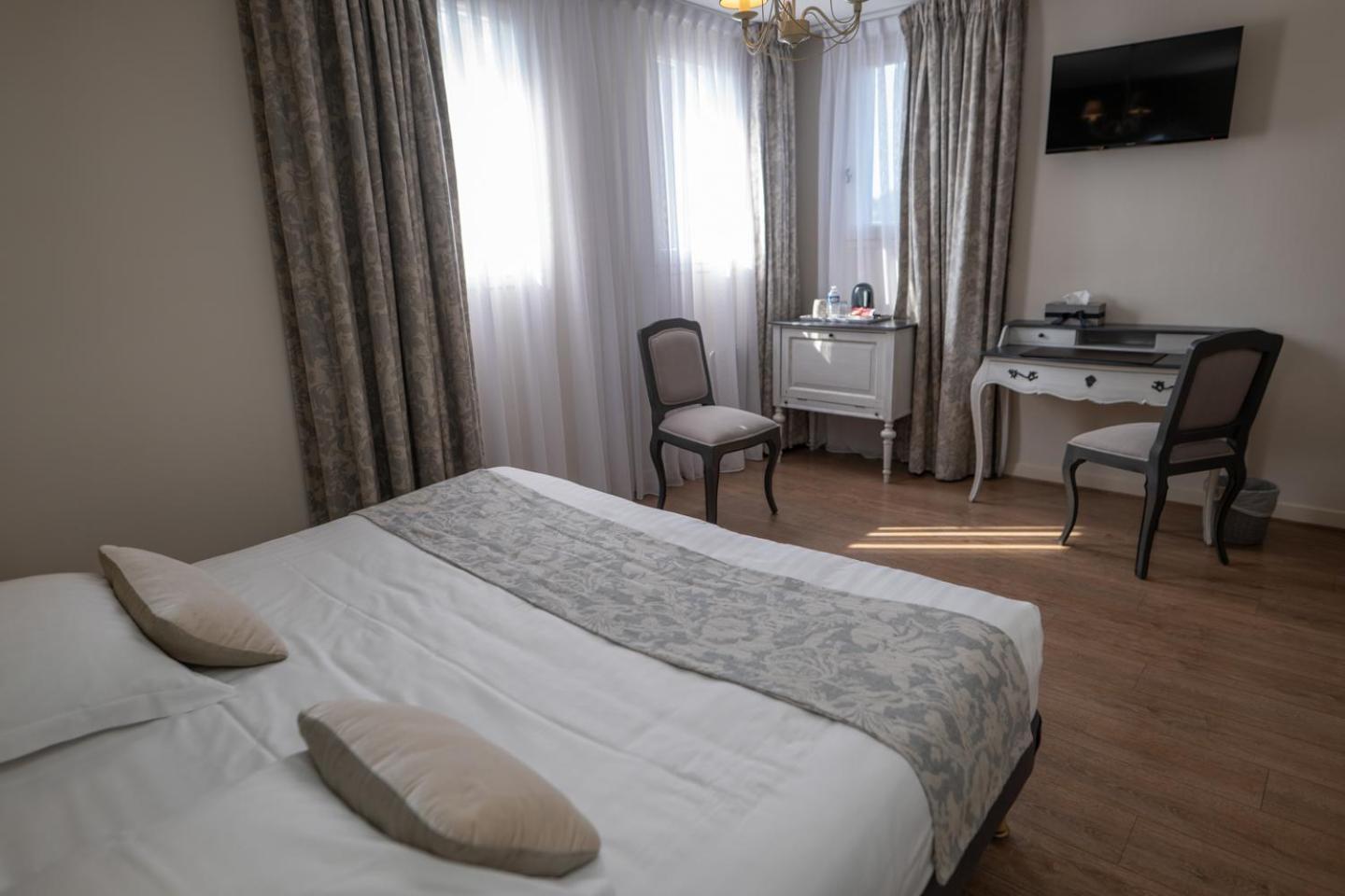 Logis Hotel La Croix Du Sud Le Tour-du-Parc Luaran gambar
